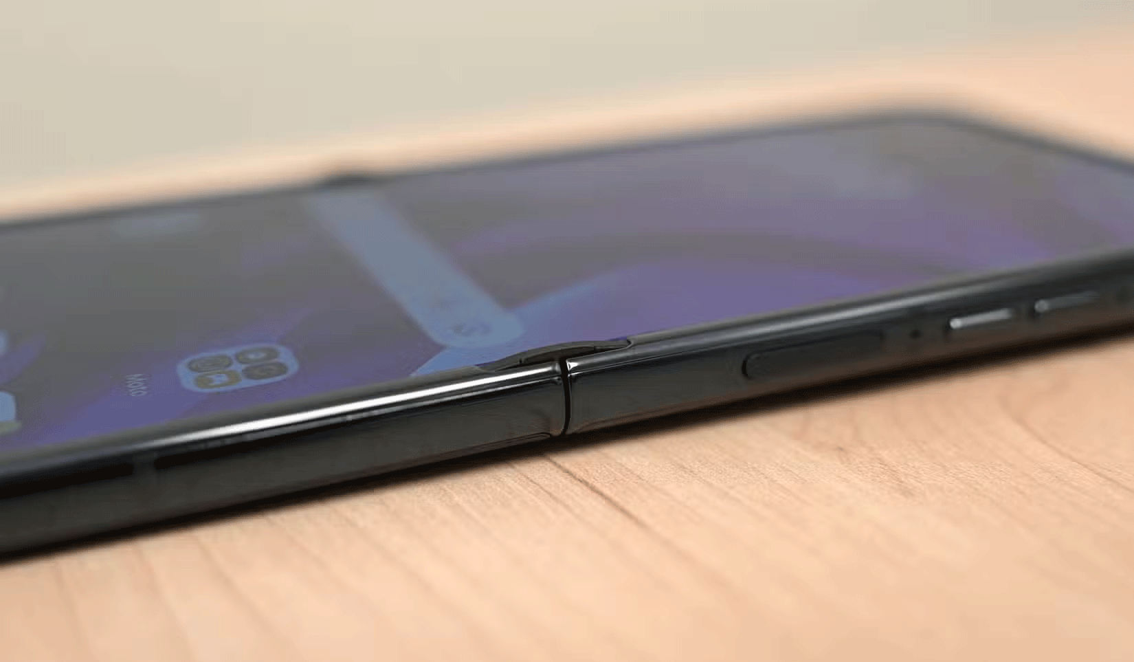 Bản lề của Motorola Razr+