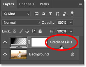 Bảng Layers trong Photoshop hiển thị layer Gradient Fill mới.