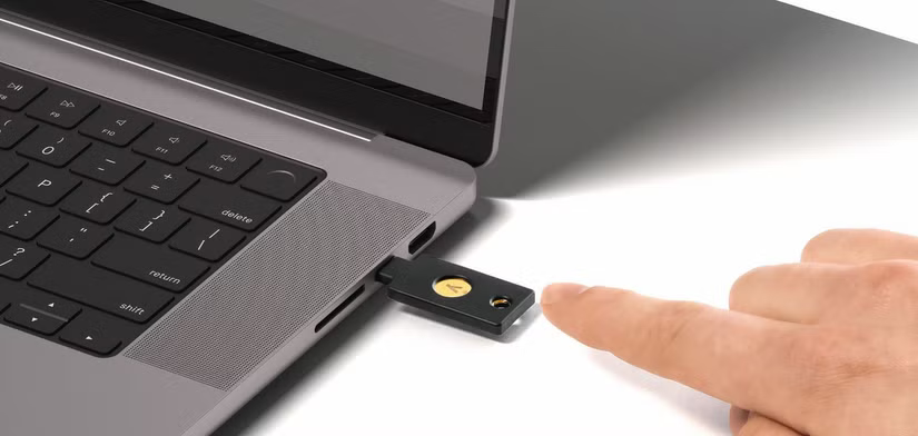 Khóa bảo mật vật lý được lắp vào máy tính.