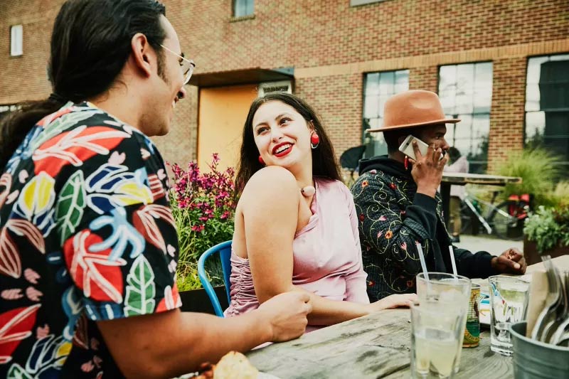 Tạo cho bạn gái sự thoải mái khi trò chuyện