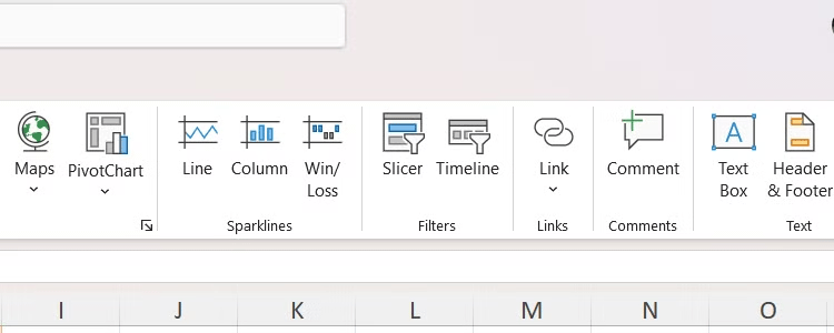 Chọn tùy chọn 'Slicer' trong phần 'Filters' của tab 'Insert' trong Excel.