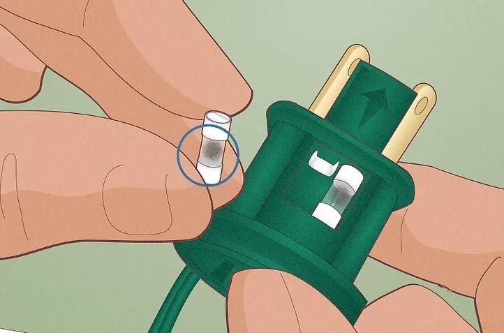 Tháo cầu chì hỏng để thay