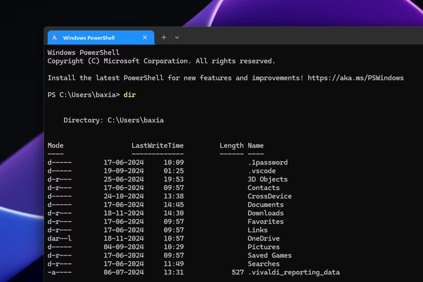 Windows PowerShell mở trên desktop Windows 11