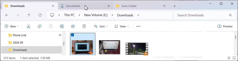 File Explorer của Windows 11 với nhiều tab đang mở