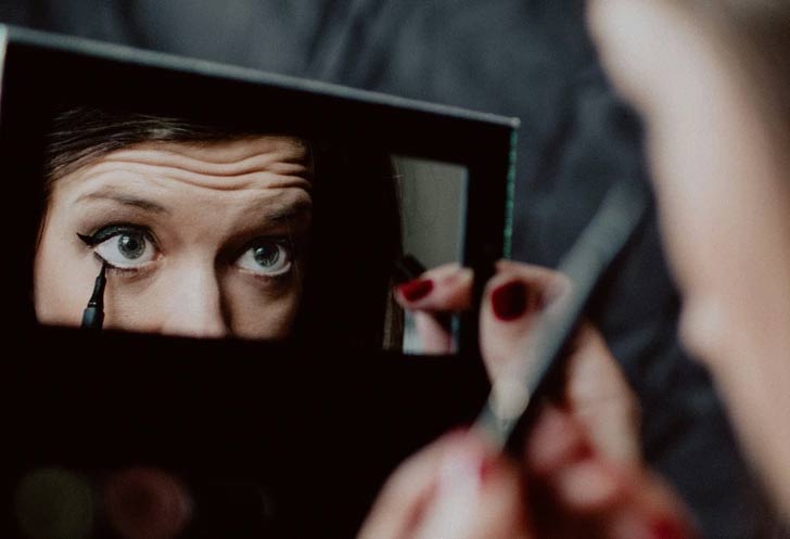 Bút kẻ mắt màu tối