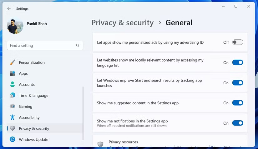 Tùy chọn theo dõi quảng cáo trong menu Privacy & security của Windows 11