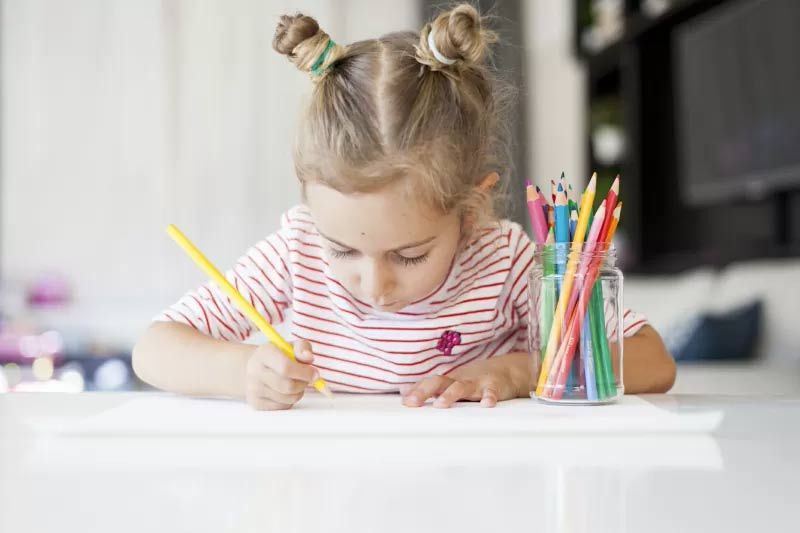 Viết hoặc tô màu là hoạt động giảm stress hiệu quả cho trẻ em