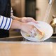 Tại sao không nên rửa bát bằng tay?