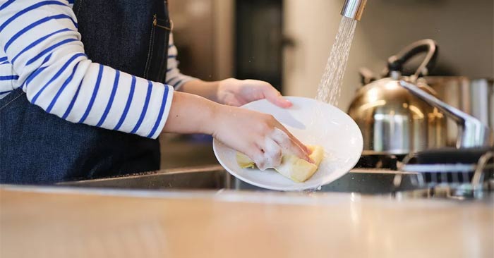 Rửa bát bằng tay có tốt không