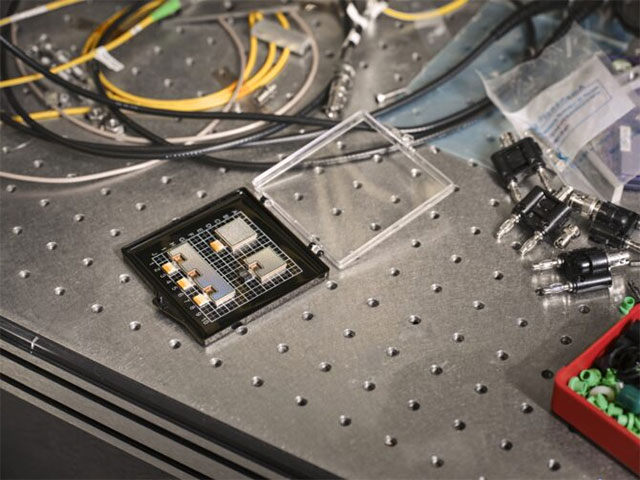 IBM trình làng công nghệ truyền dữ liệu quang học đột phá, mang đến khả năng đào tạo AI “tốc độ ánh sáng”