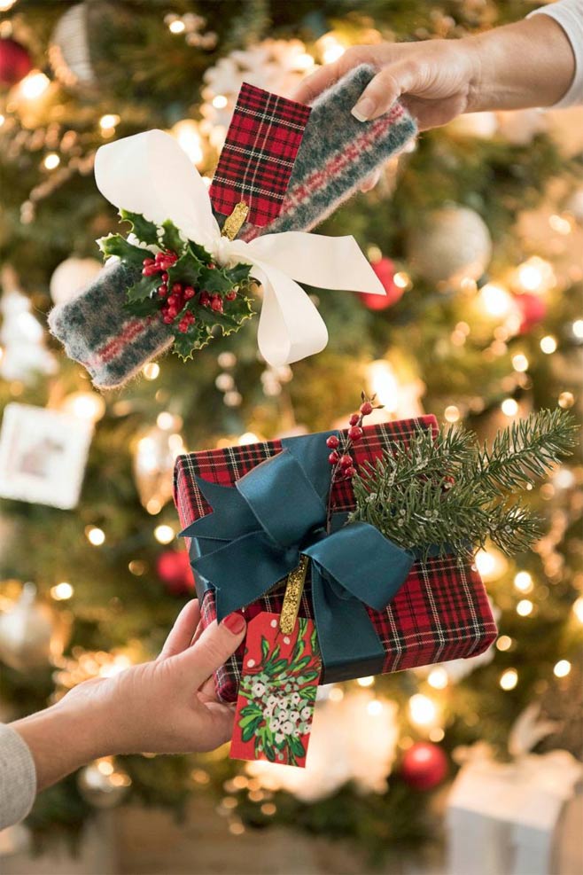 Trao quà tặng trong tiệc Giáng sinh