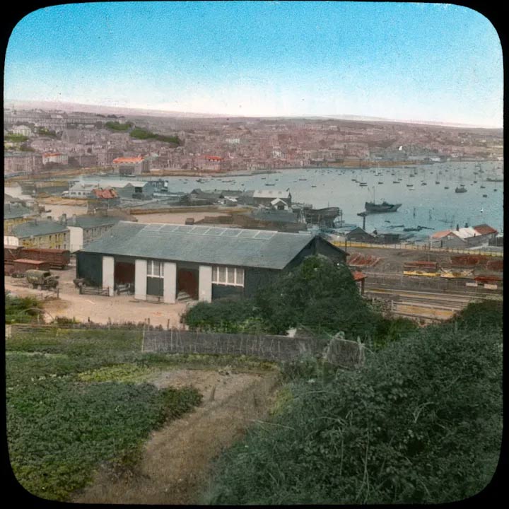 Tặng rượu gin cho khách hàng thân thiết vào dịp Noel