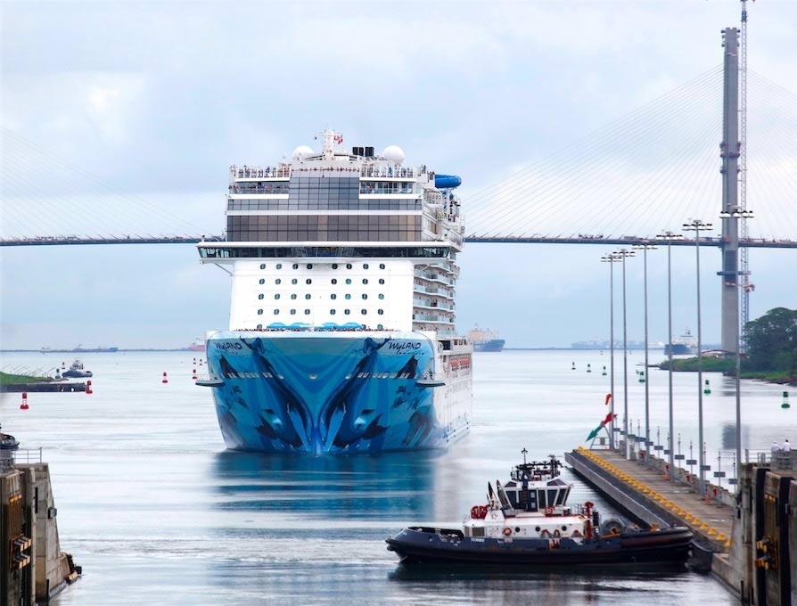 Tàu chở hàng trên kênh đào Panama