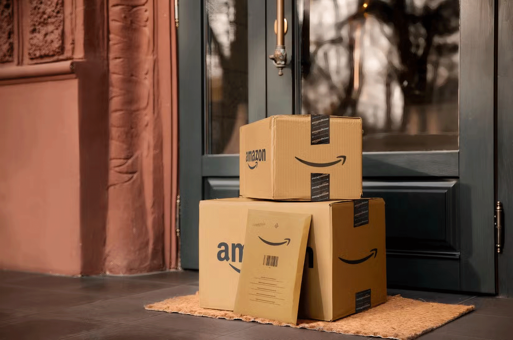Gói hàng của Amazon được giao đến tận nhà