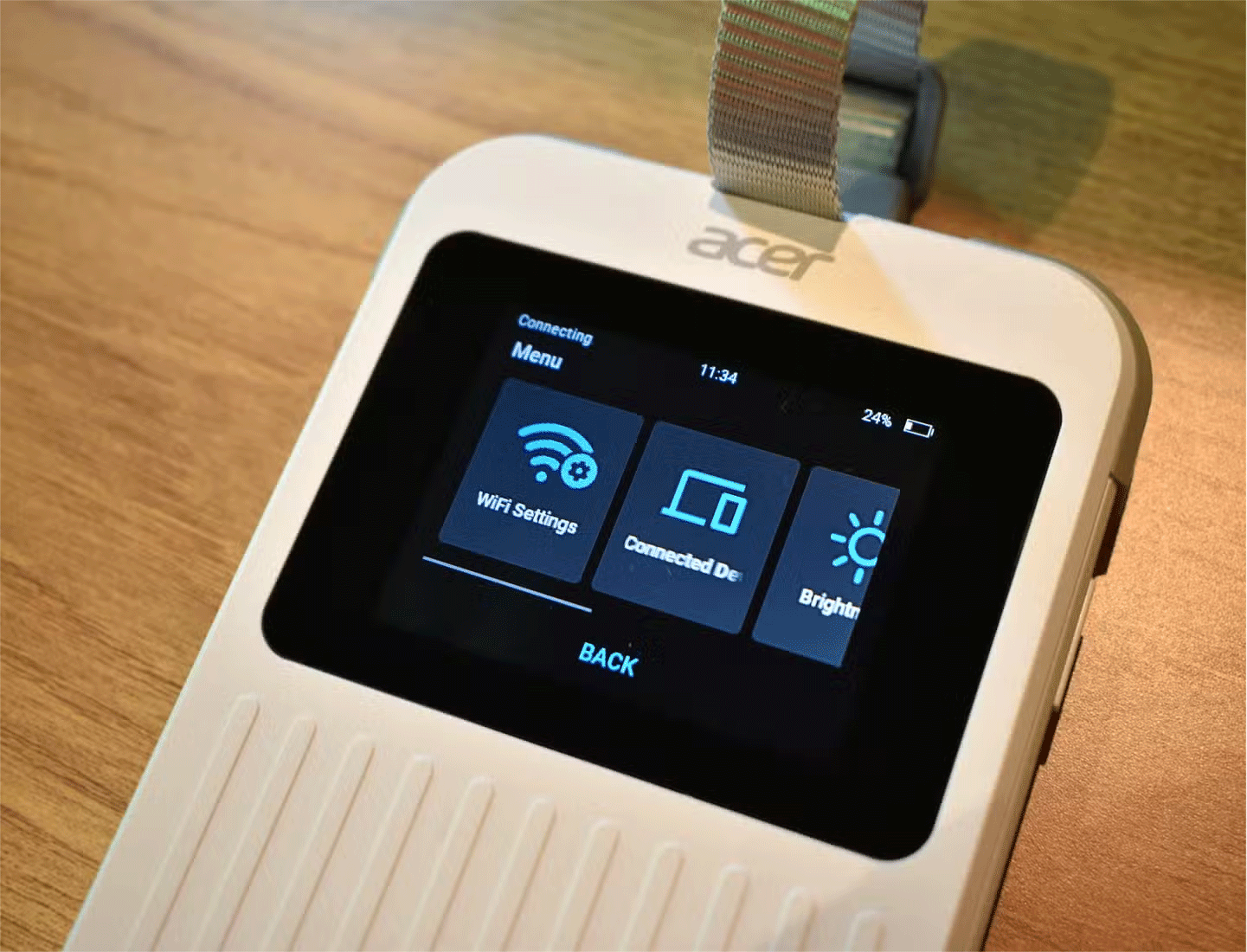 Cận cảnh màn hình router WiFi Acer Connect M6E 5G
