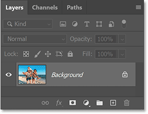 Bảng Layers của Photoshop hiển thị ảnh gốc trên layer Background.