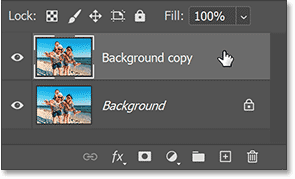 Một layer bản sao xuất hiện phía trên layer Background gốc.