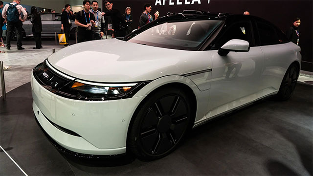 Một mô-đun LiDAR xuất hiện sừng sững, cùng với một vài camera ở nóc xe, nhìn chằm chằm theo hướng ngược nhau theo kiểu “cặp mắt tắc kè hoa”