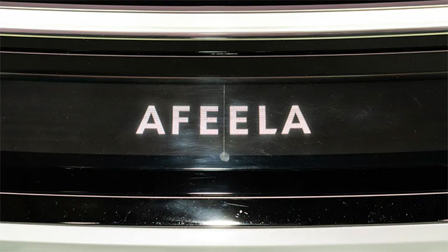 Màn hình được nhúng vào mép trước của mui xe