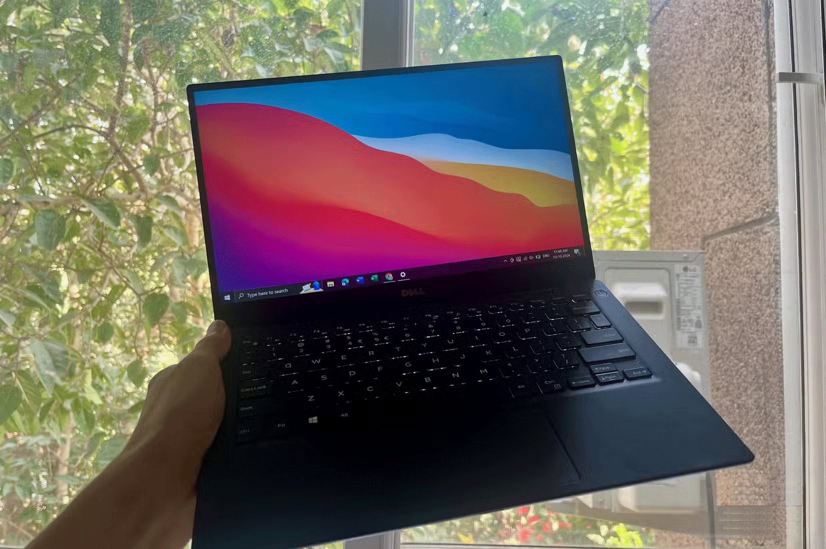 Laptop Dell XPS 13 chạy Windows 10