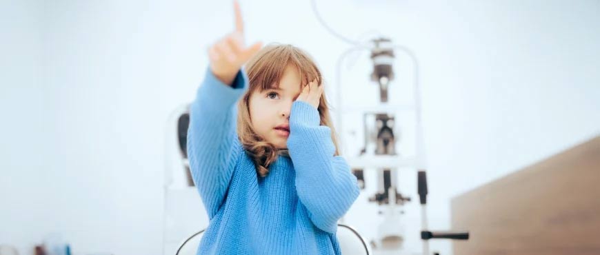 Cho trẻ kiểm tra mắt định kỳ là một cách bảo vệ thị lực của trẻ