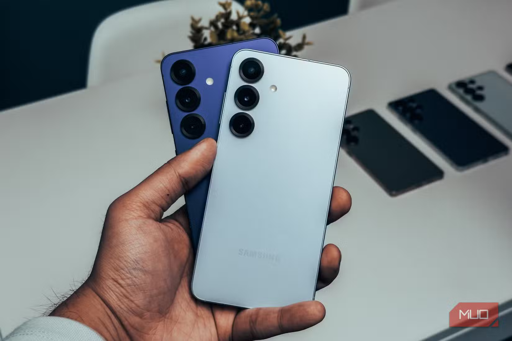 Samsung Galaxy S25 màu trắng và xanh navy