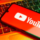 Tại sao một số người thấy quảng cáo YouTube kéo dài hàng giờ không thể bỏ qua?