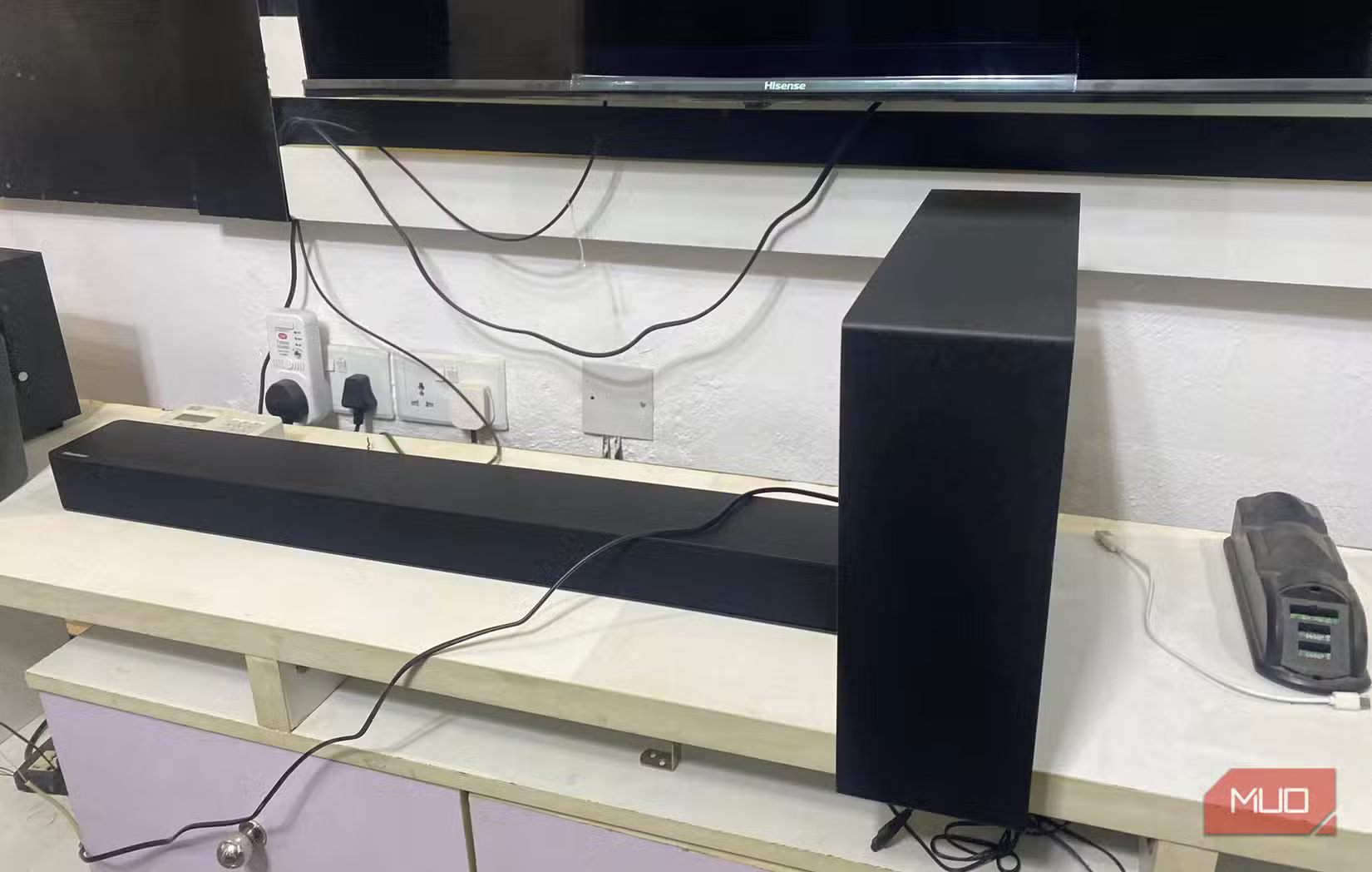 Soundbar Hisense HS2100 và subwoofer được đặt cạnh nhau.
