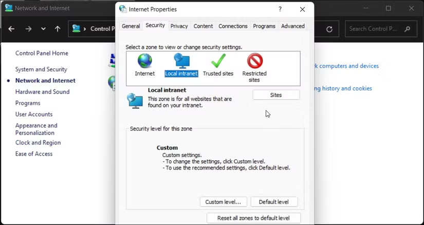 Hộp thoại Internet Properties với tab Security được chọn trong Windows 11