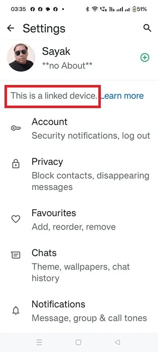 Trạng thái "Đây là thiết bị được liên kết" trên thiết bị cho biết WhatsApp Companion Mode đang hoạt động