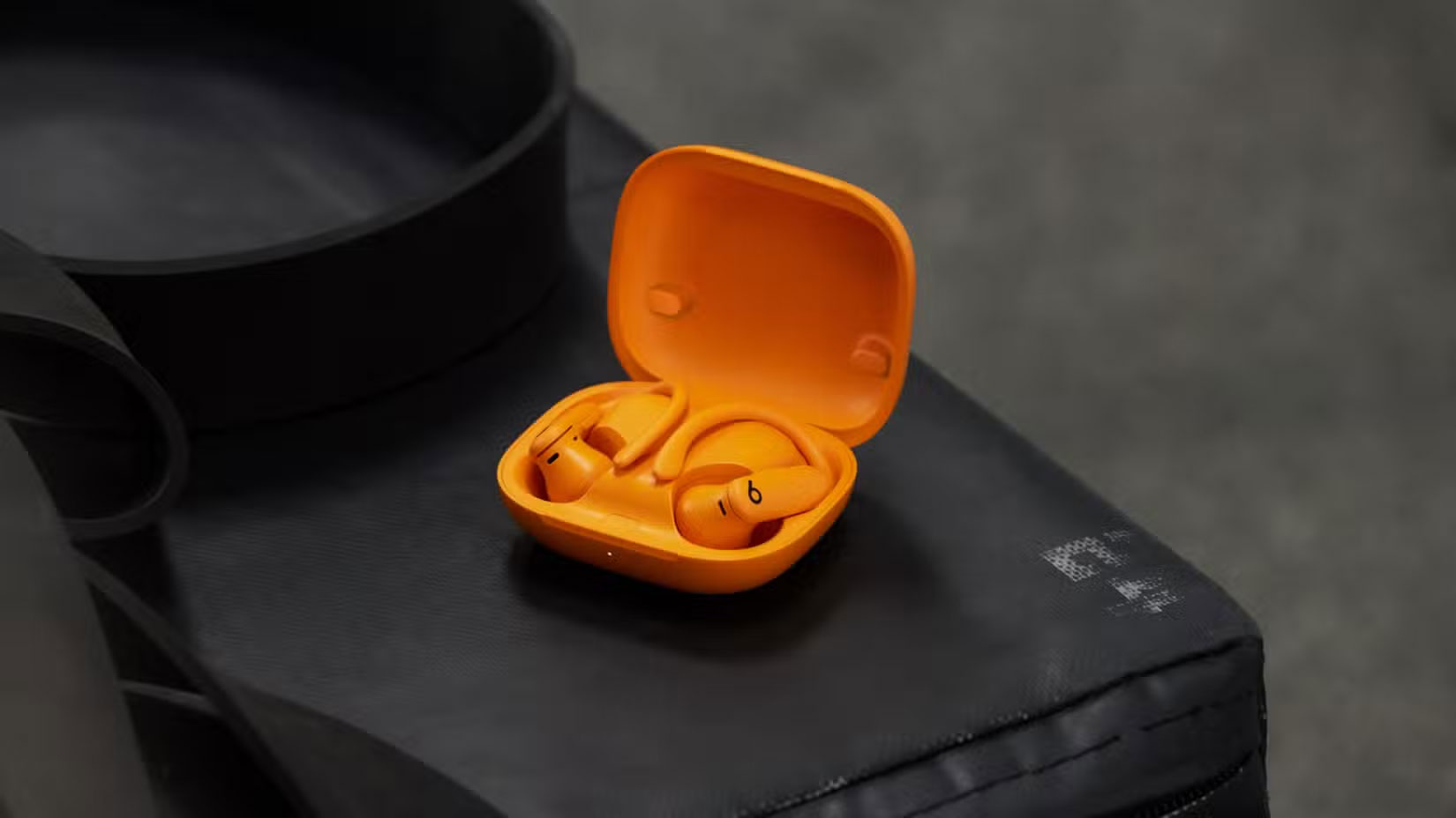 PowerBeats Pro 2 màu cam.