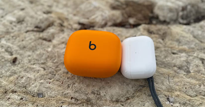 Hộp sạc Powerbeats Pro 2 và AirPods Pro 2.