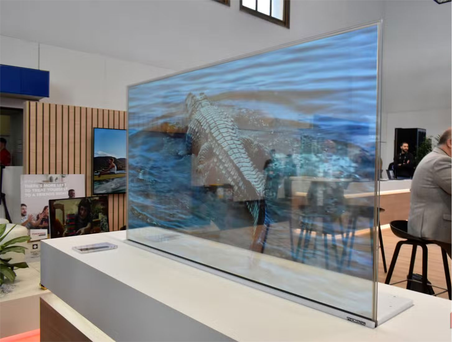 TV trong suốt OLED Scenium Thomson trưng bày tại IFA 2023