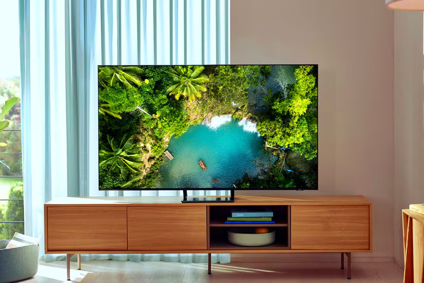 TV Samsung QLED trong phòng khách