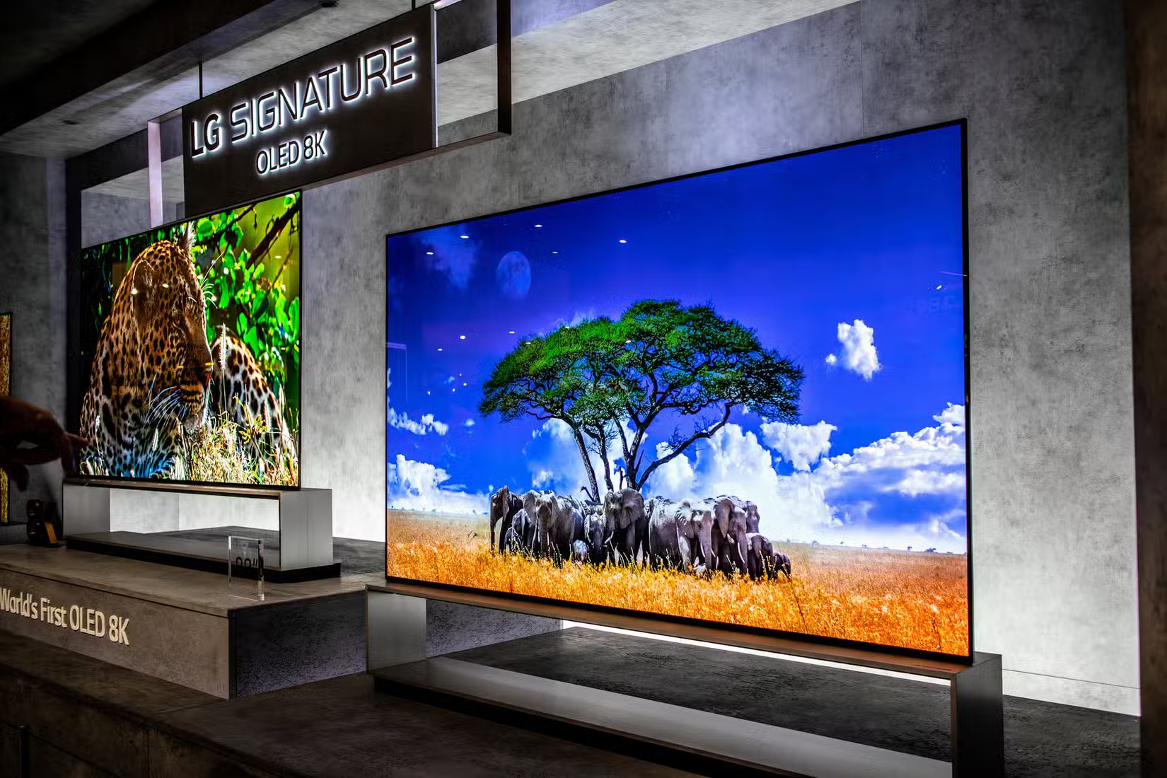 TV thông minh LG trong gian hàng tại triển lãm công nghệ