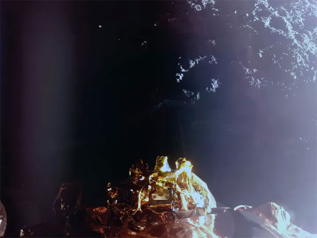 Một hình ảnh khác cũng mới được công bố, cho thấy góc nhìn từ trên xuống bề mặt Mặt Trăng với các động cơ đẩy của tàu đổ bộ hiện rõ