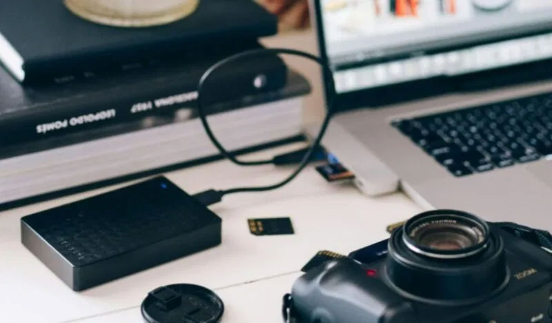 Ổ cứng HDD ngoài được gắn vào máy tính xách tay.