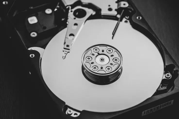 Cận cảnh ổ cứng HDD bên trong.