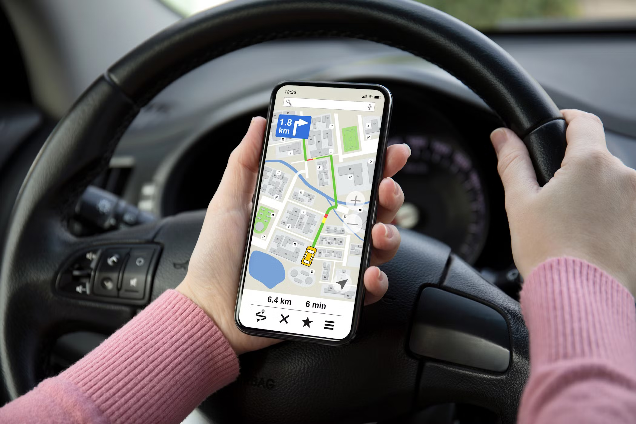 Một người phụ nữ sử dụng ứng dụng bản đồ trên Android khi lái xe