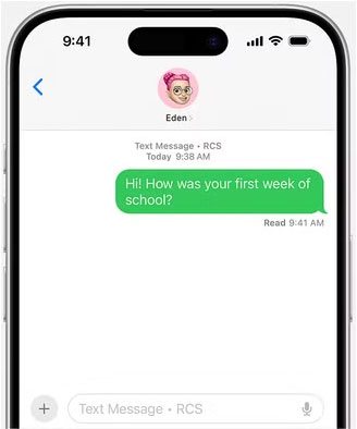 iPhone 15 chạy iOS 18 với tin nhắn RCS trên màn hình