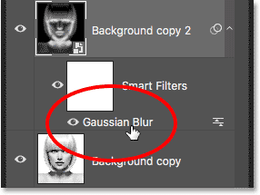 Bảng Layers của Photoshop hiển thị bộ lọc thông minh Gaussian Blur.