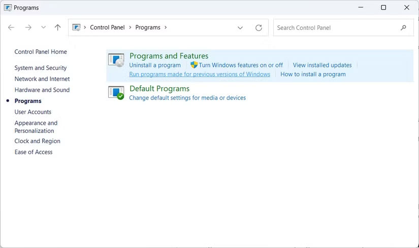 Control Panel trên Windows 11 với phần Programs and Features được highlight