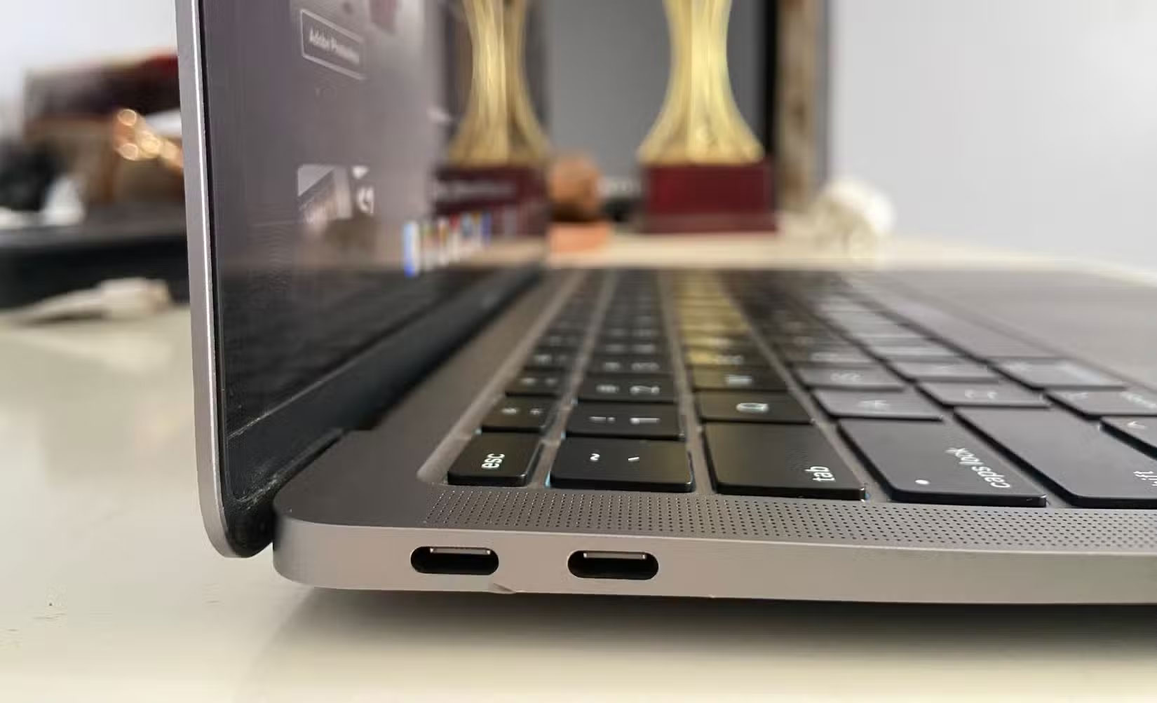 Cổng bên trái của MacBook Air M1