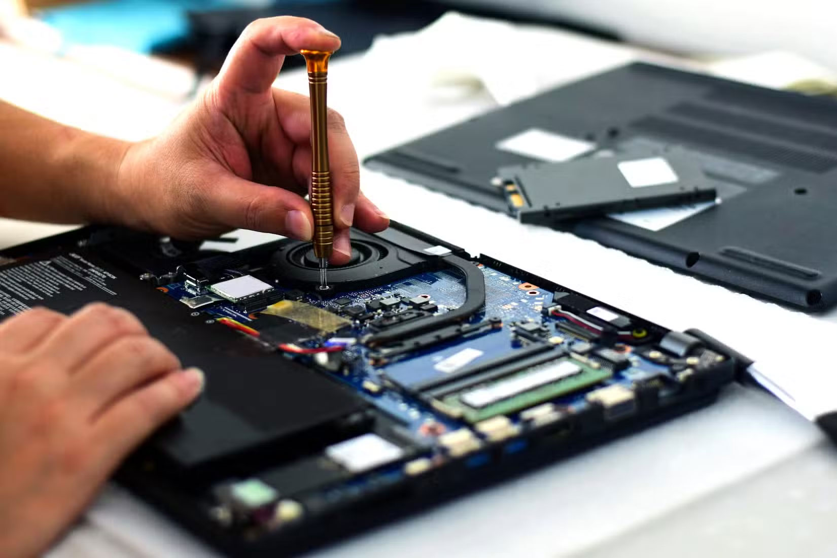 Sửa bo mạch chủ laptop bằng tua vít