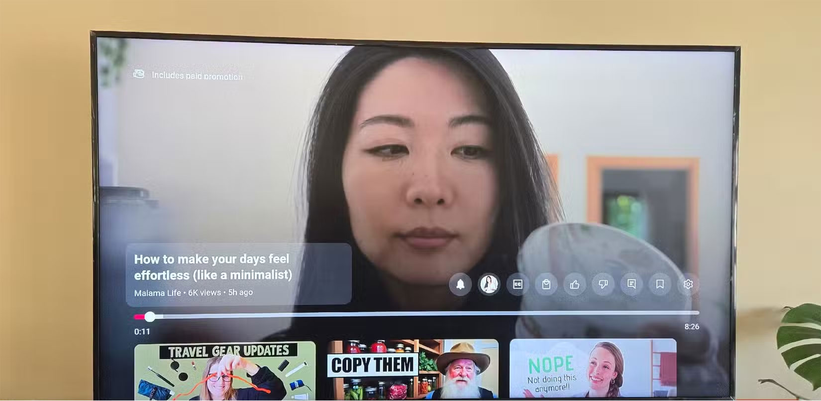 Video YouTube tạm dừng trên TV Samsung Frame.