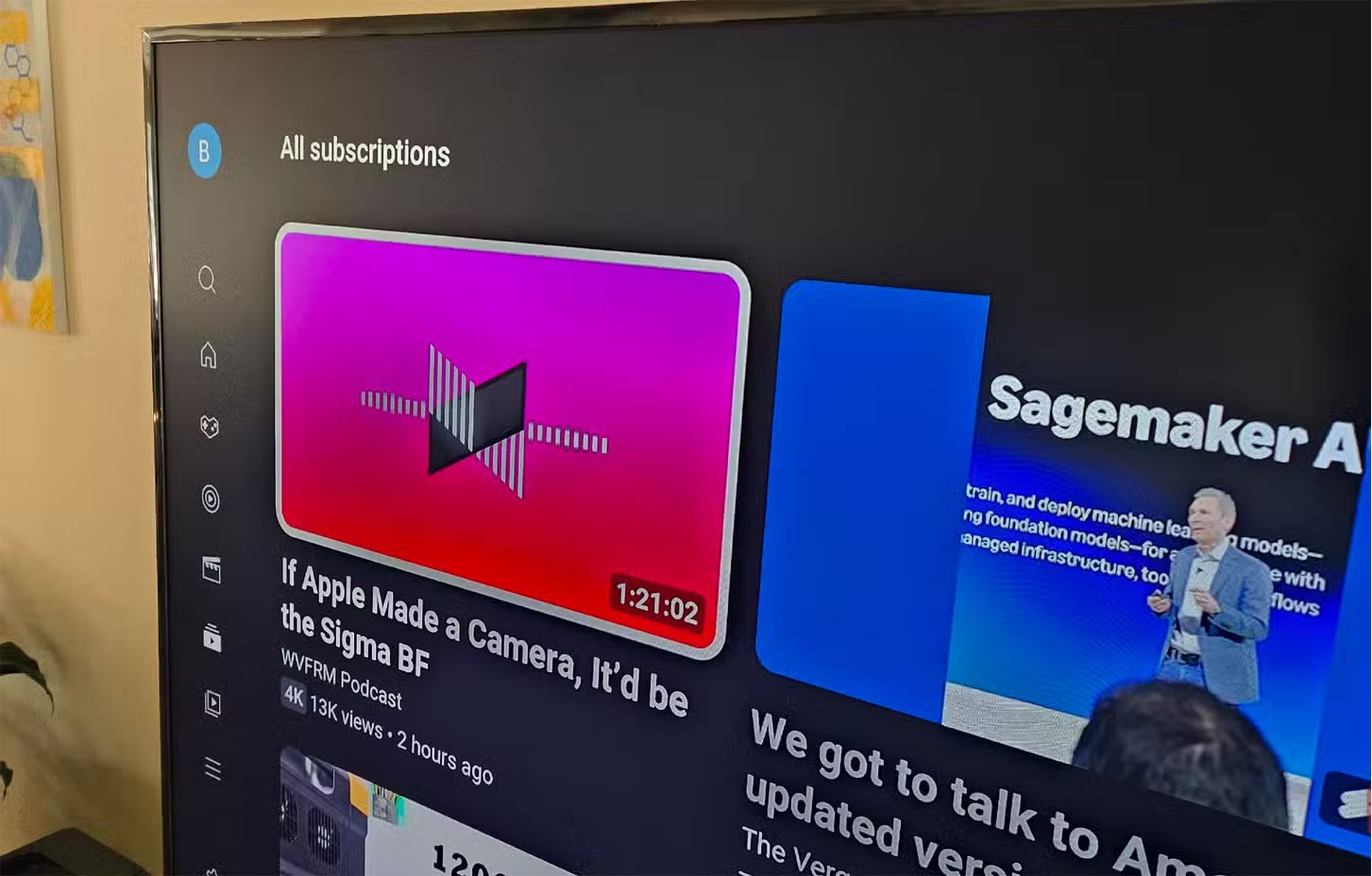 Đăng ký trong ứng dụng YouTube trên TV Samsung Frame.