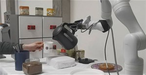 Sinh viên tạo ra cánh tay robot AI có thể pha ca phê “điệu nghệ”