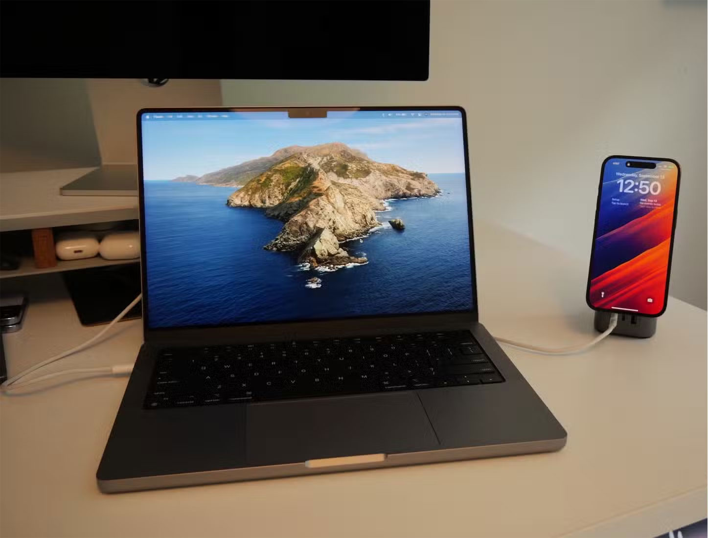 Sạc MacBook Pro và iPhone