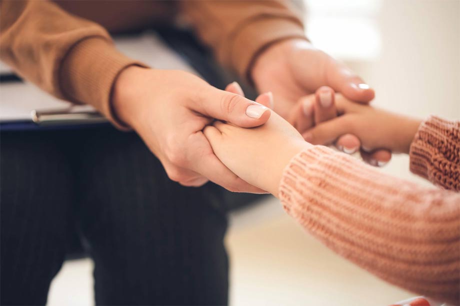 Đồng hành cùng con và giúp con vượt qua tính xấu