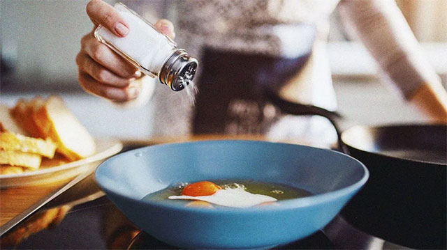 Tiêu thụ quá quá nhiều muối làm tăng nguy cơ mắc ung thư dạ dày 